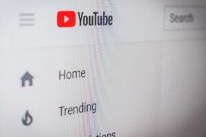 يوتيوب يختبر “Ask YouTube”: هل يتحول محرك البحث إلى صديق ذكي؟