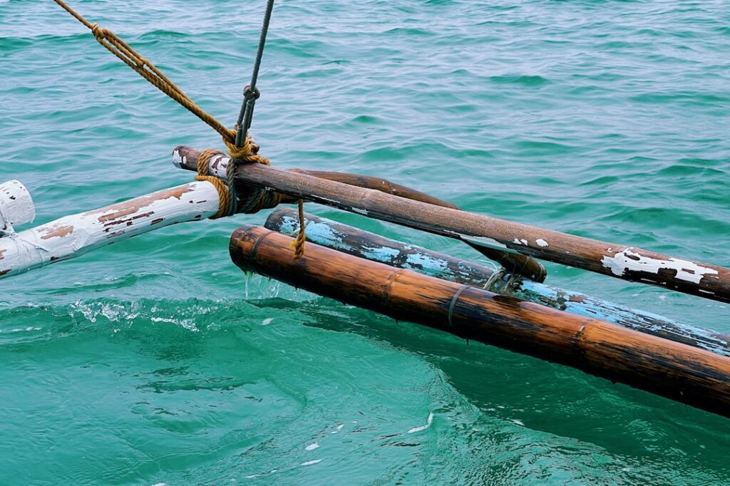 مضيق هرمز: شريان النفط الذي يهدد بتقطيع كابل الإنترنت