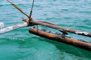 مضيق هرمز: شريان النفط الذي يهدد بتقطيع كابل الإنترنت