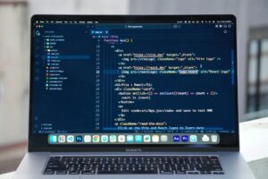 مقارنة أنظمة التشغيل: ويندوز وماك ولينكس – أيهما تختار؟