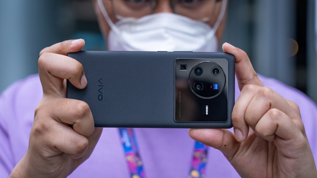 هاتف vivo X Fold6: بطارية 7000mAh وكاميرا 200MP تحدث ثورة في عالم القابل للطي