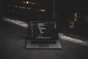 محللة تقنية كبيرة تعود لمقاعد الدراسة: درس في التواضع الرقمي