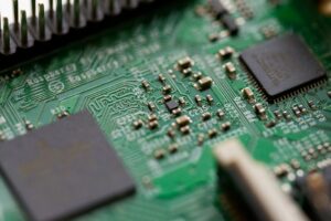 ChatGPT يختار سهم ميكرون على AMD: تحليل Q4 2026
