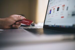 أفضل حل لإنشاء متجر إلكتروني احترافي بأقل تكلفة: مقارنة شاملة بين شوبيفاي ووكومرس وسلة