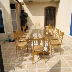 طاولات وكراسي بحجام واشكال مختلفه في الرياض